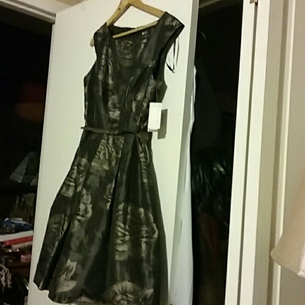 Evening dress floral lace has lace ruffle inside